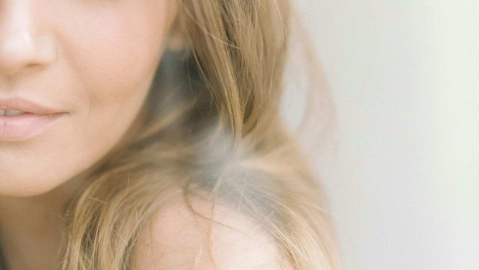 Soft close-up of natural light on skin showing how to create a glowing base for makeup with radiant, minimal finish.