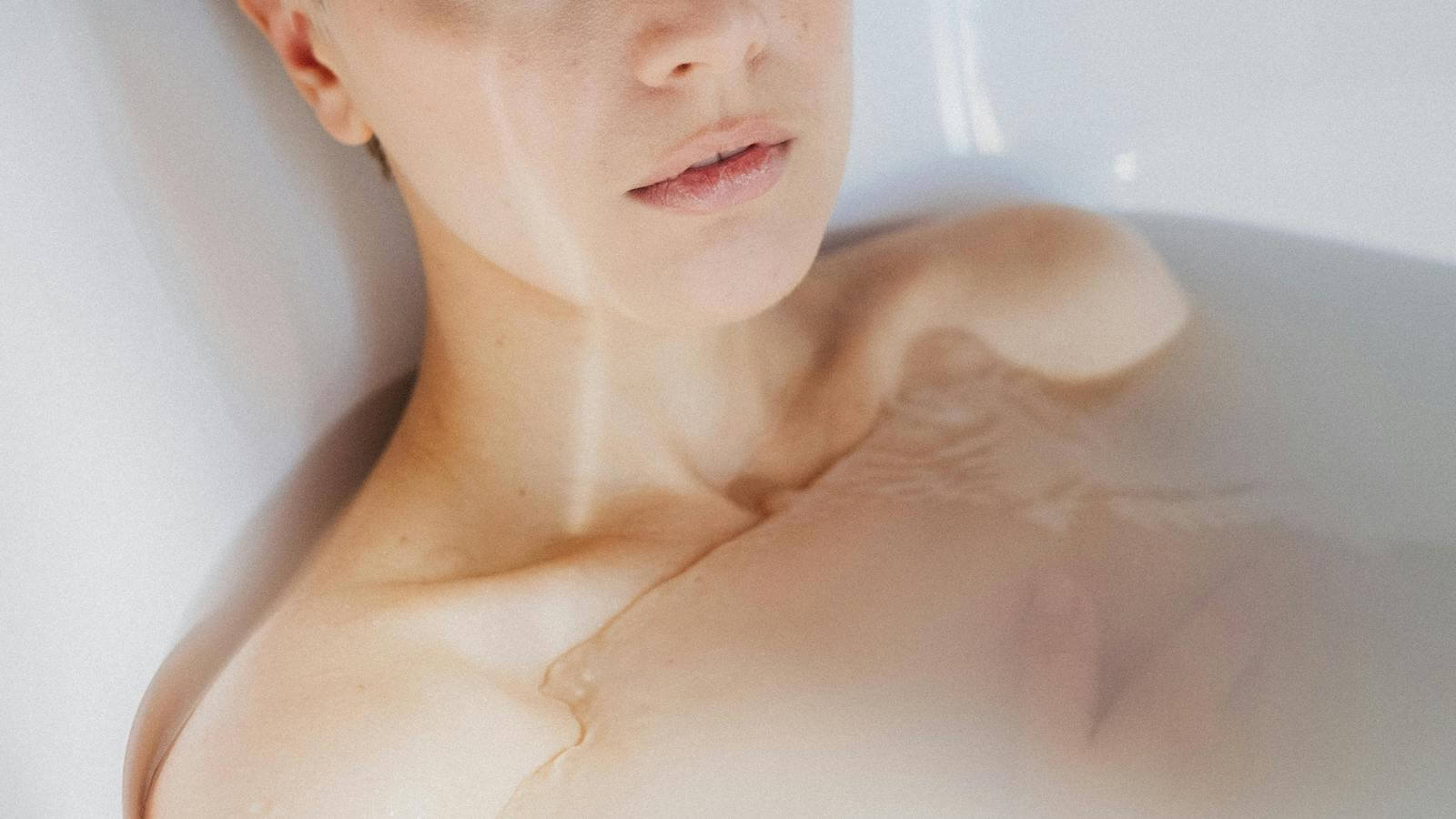 Dehydrated Skin in Winter: How to Tell If Your Glow Routine Is Missing Water, Not Oil